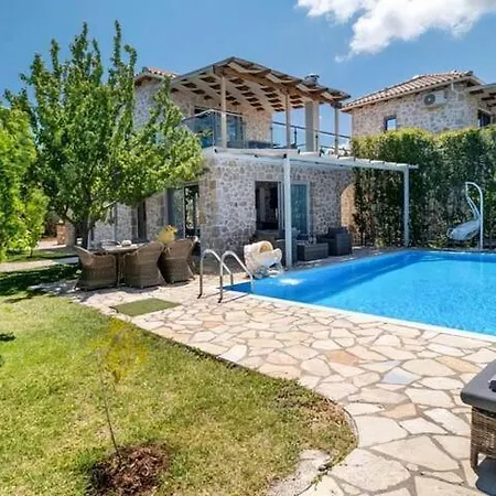 Mit Pool Fuer 4 Personen Und 2 Tsoukaládhes