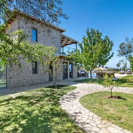 Mit Pool Fuer 4 Personen Und 2 Casa vacanze Tsoukaládhes