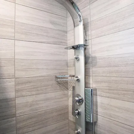 Mit Pool Fuer 4 Personen Und 2 * Tsoukaládhes