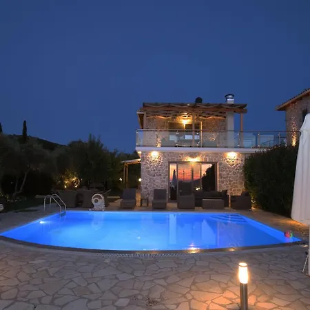 Mit Pool Fuer 4 Personen Und 2 Tsoukaládhes