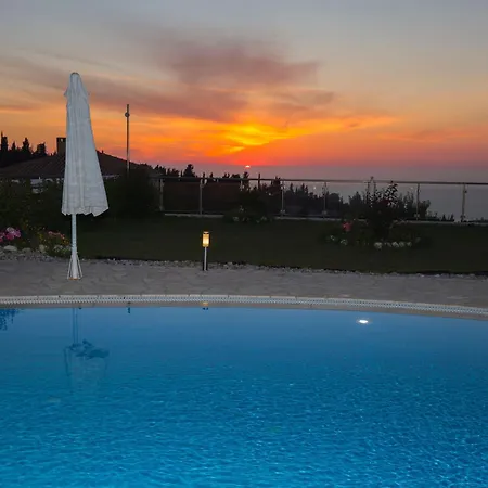 Mit Pool Fuer 4 Personen Und 2 *